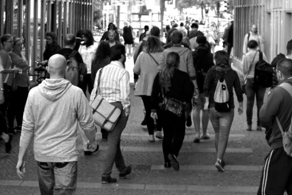 Ako vznikajú veľké dáta? Zdroje veľkých dát, napr. sociálne siete, IoT zariadenia, e-commerce.