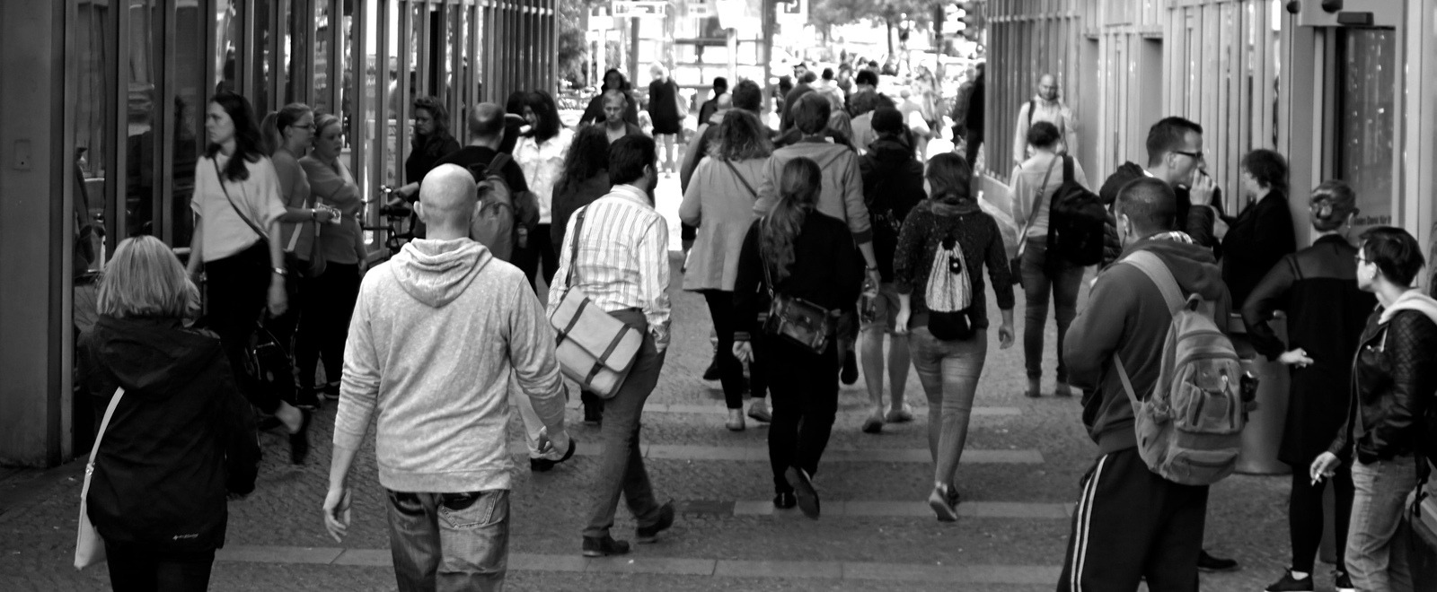 Ako vznikajú veľké dáta? Zdroje veľkých dát, napr. sociálne siete, IoT zariadenia, e-commerce.